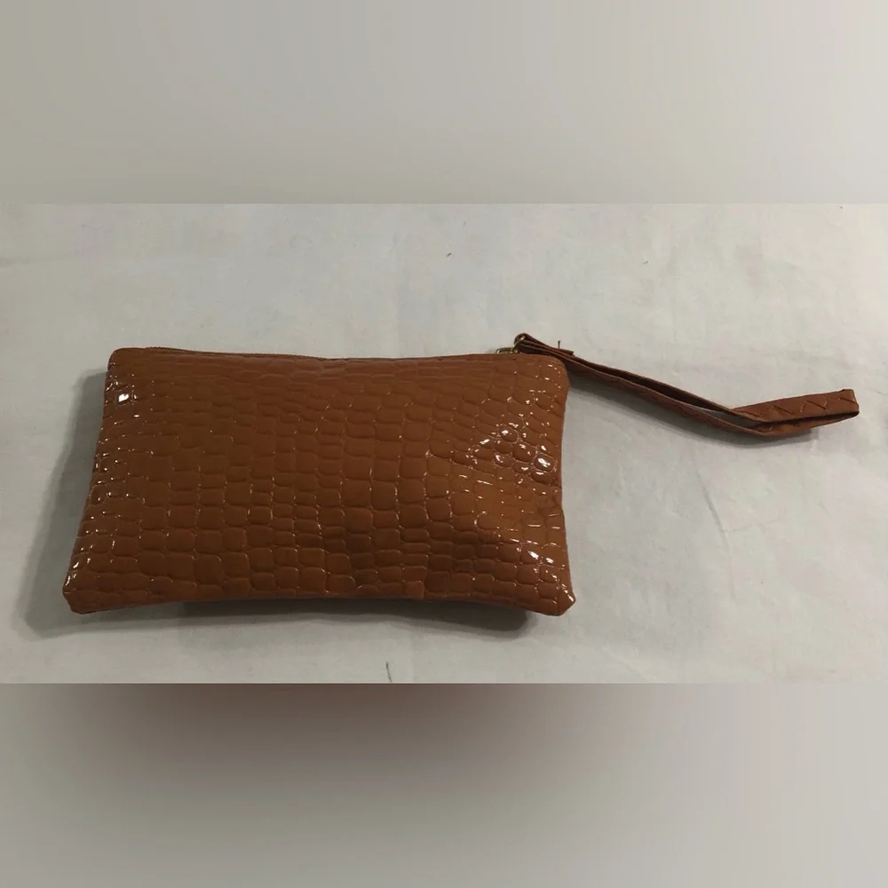 Women’s wristlet  purse  brown  crocodile. 4”H X 7-3/4”L